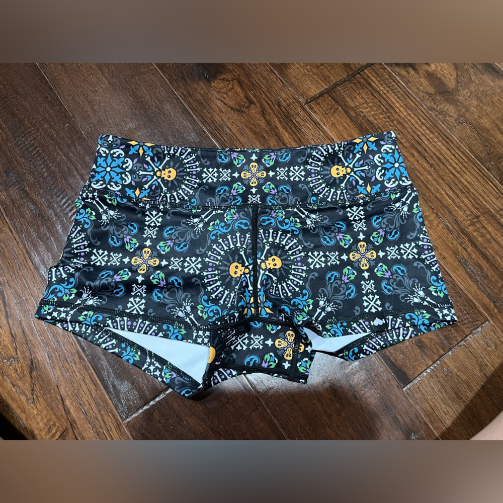 New without tag Wod bottom 2.5 shorties skull and bone